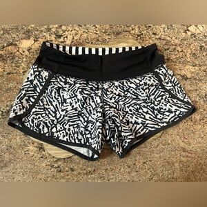 Lululemon euc short shorts, interior layer
Sz 4